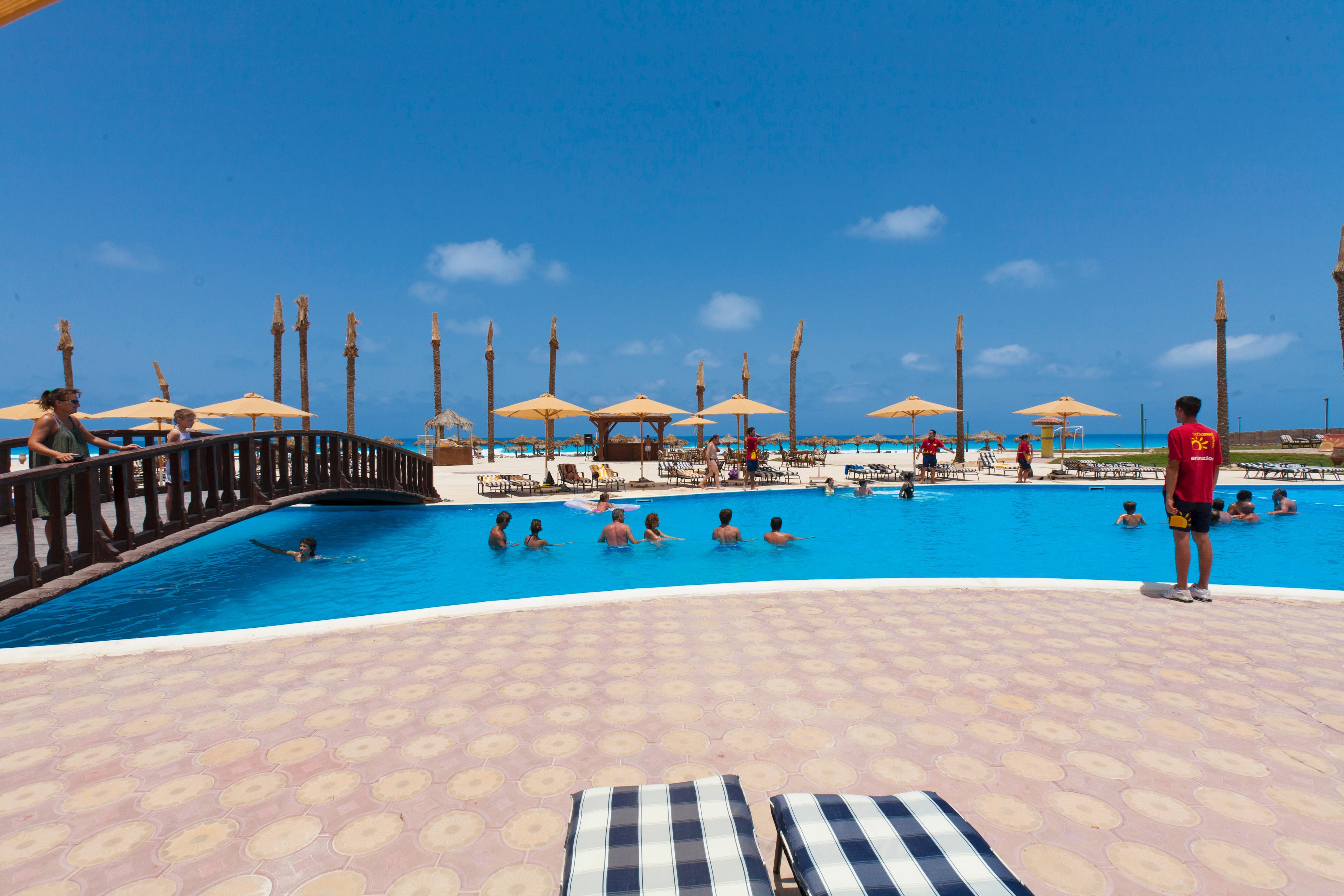 โรงแรมบอร์ก เอล อาหรับ บีช บอร์จเอลอาหรับ ภายนอก รูปภาพ The swimming pool at the resort