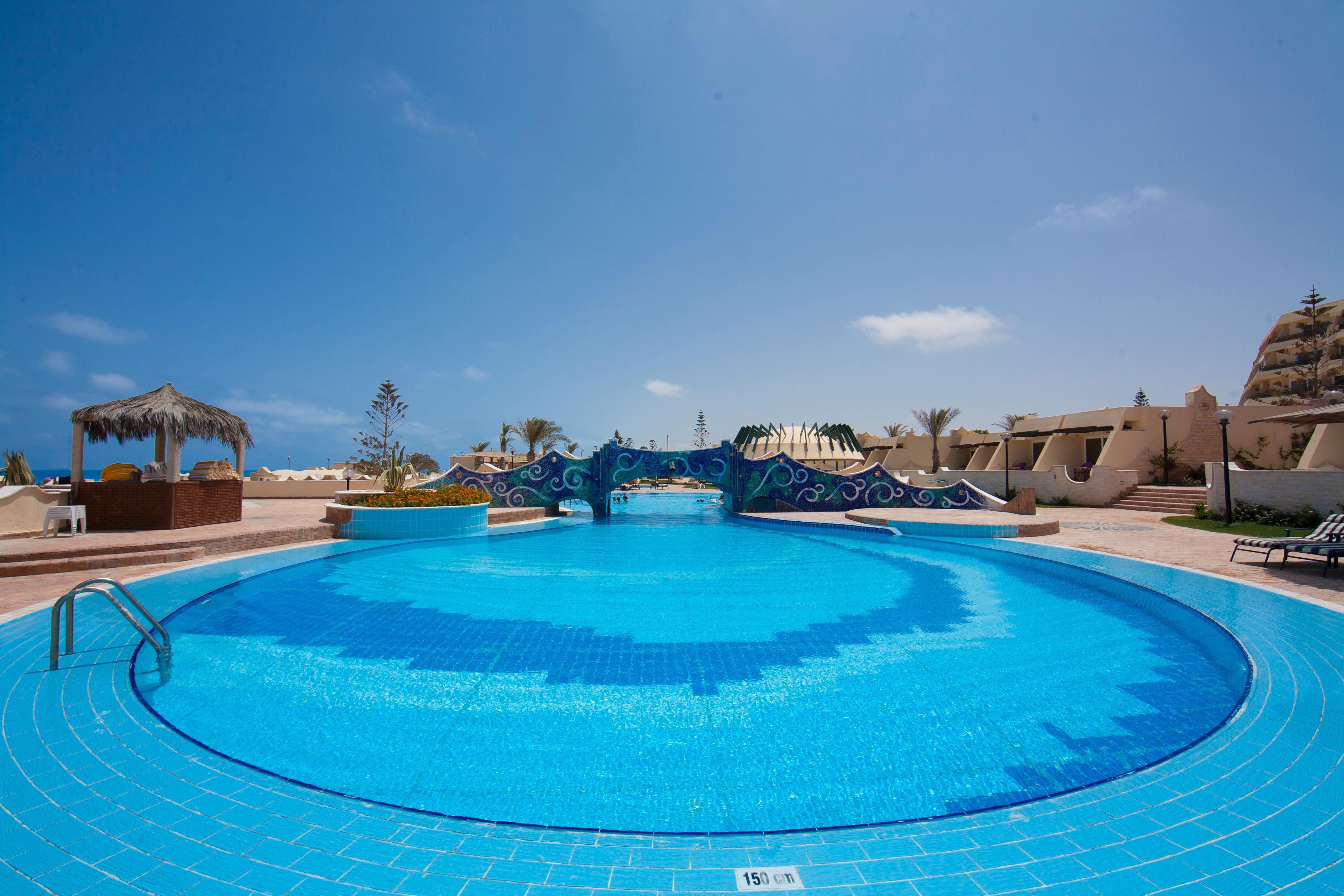 โรงแรมบอร์ก เอล อาหรับ บีช บอร์จเอลอาหรับ ภายนอก รูปภาพ A swimming pool at a resort in Egypt