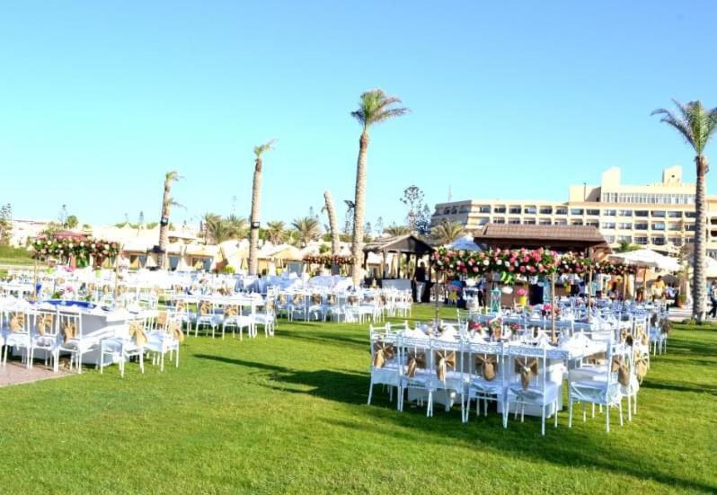 โรงแรมบอร์ก เอล อาหรับ บีช บอร์จเอลอาหรับ ภายนอก รูปภาพ The lawn at the Hilton Sharm El Sheikh