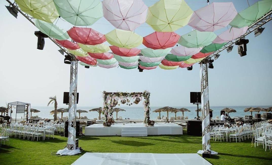 โรงแรมบอร์ก เอล อาหรับ บีช บอร์จเอลอาหรับ ภายนอก รูปภาพ A canopy of umbrellas