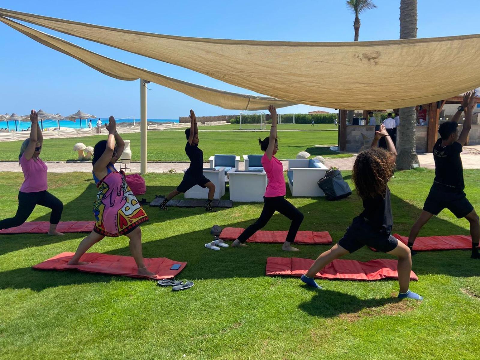 โรงแรมบอร์ก เอล อาหรับ บีช บอร์จเอลอาหรับ ภายนอก รูปภาพ A yoga class in Egypt