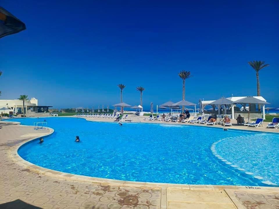 โรงแรมบอร์ก เอล อาหรับ บีช บอร์จเอลอาหรับ ภายนอก รูปภาพ A swimming pool at a resort in Egypt