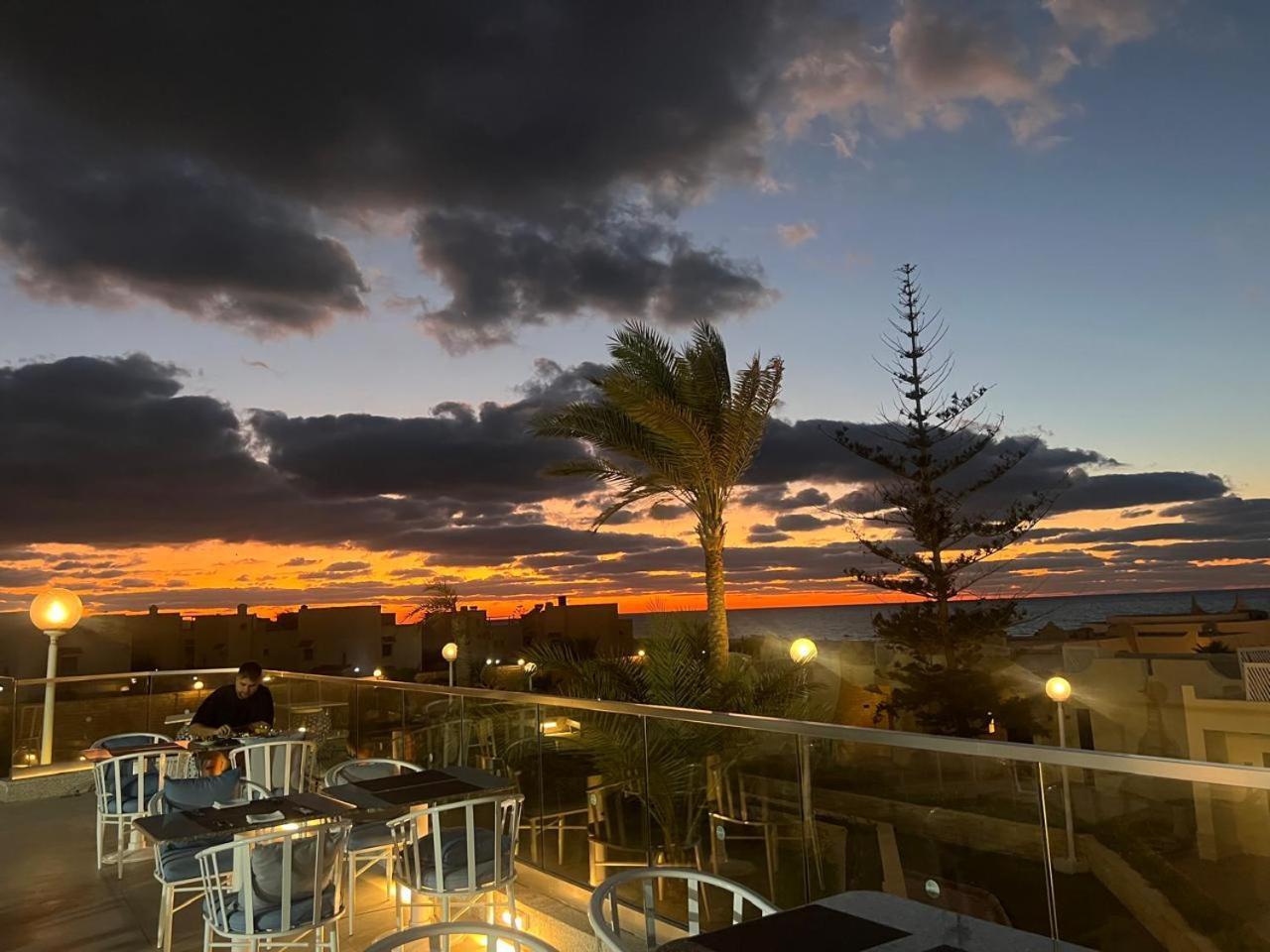โรงแรมบอร์ก เอล อาหรับ บีช บอร์จเอลอาหรับ ภายนอก รูปภาพ Sunset at the beach